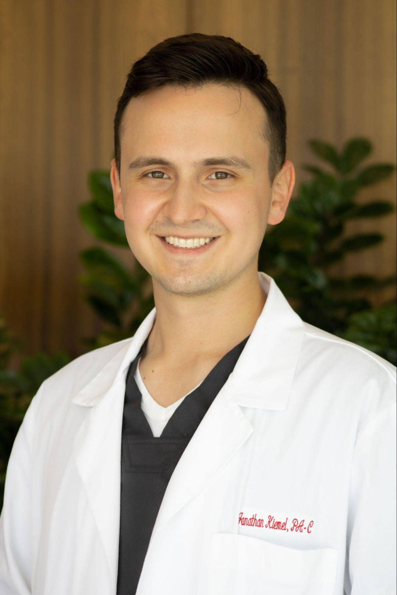 Jonathan Kiemel, PA-C (Asistente médico)